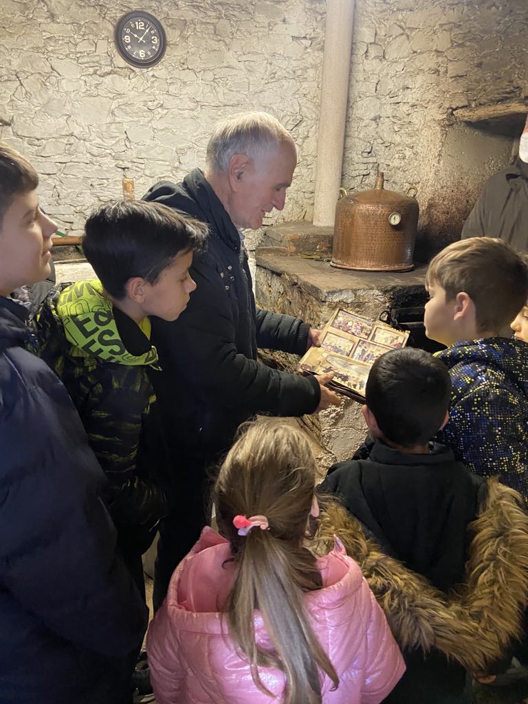 Επίσκεψη στο παραδοσιακό αποστακτήριο τσίπουρο του κύριου Ζήση Νικόλαου