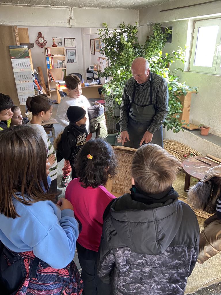 Μαθήματα καλαθοπλεκτικής τέχνης από τον κύριο Στέργιο!