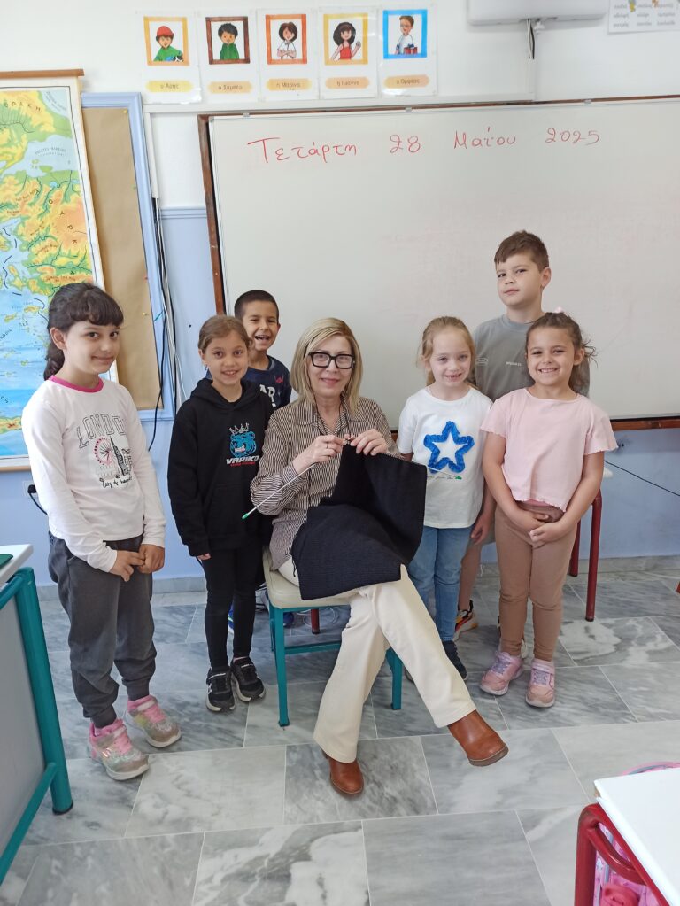 Το δώρο στη γερόντισσα!